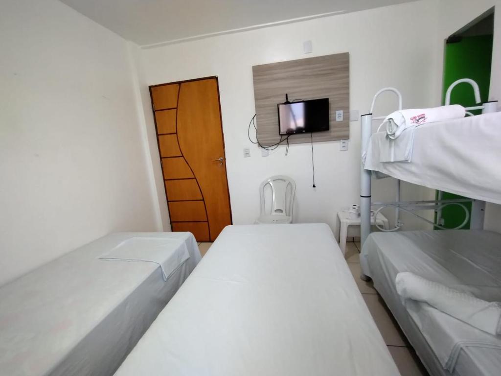 Habitación hospitalaria con 2 camas y TV en Hotel Vitoria Iracema, en Juazeiro do Norte