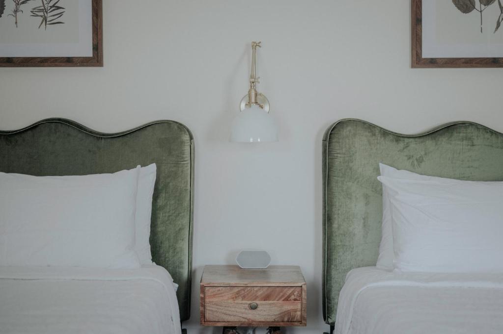 Postel nebo postele na pokoji v ubytování The Rochester Hotel