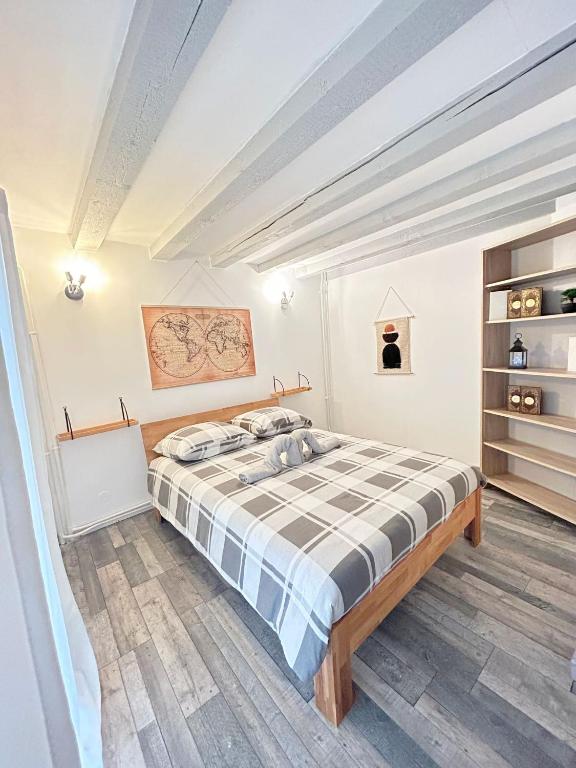 Tempat tidur dalam kamar di Maison Cosy , parking gratuit , 5 min aux Auxerre