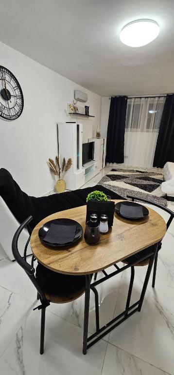 een houten tafel in een kamer met een bed en een tafel bij Rarina House in Braşov