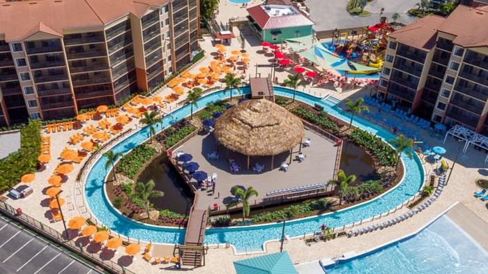 - une vue aérienne sur la piscine d'un complexe dans l'établissement Apartment in Orlando, à Orlando
