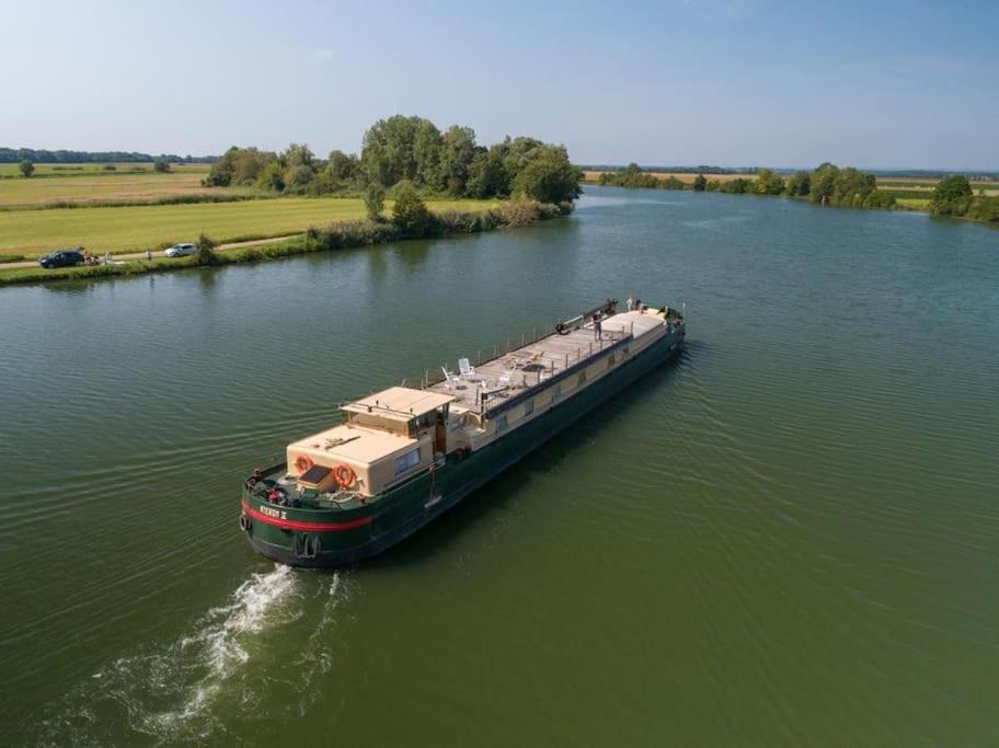 Le logement du marinier في Eckwersheim: قارب كبير يسافر على نهر