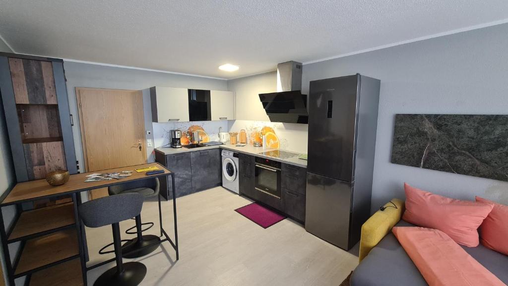 eine Küche mit einer Couch und einem Tisch in einem Zimmer in der Unterkunft Schöne Ferienwohnung im Bayerischen Wald in Sankt Englmar