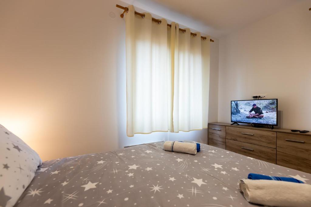TV a/nebo společenská místnost v ubytování Apartmani Oktobar 06