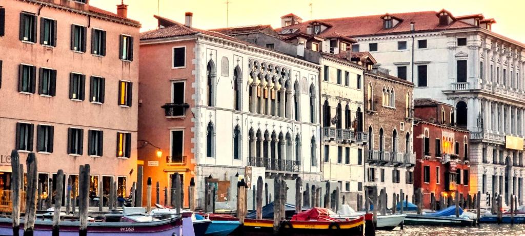 un grupo de edificios con barcos en el agua en MorosiniBrandolinVenice, en Venecia