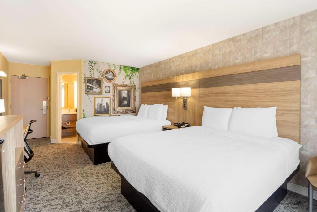 Habitación de hotel con 2 camas y TV en Best Western Glenview - Chicagoland Inn and Suites, en Glenview