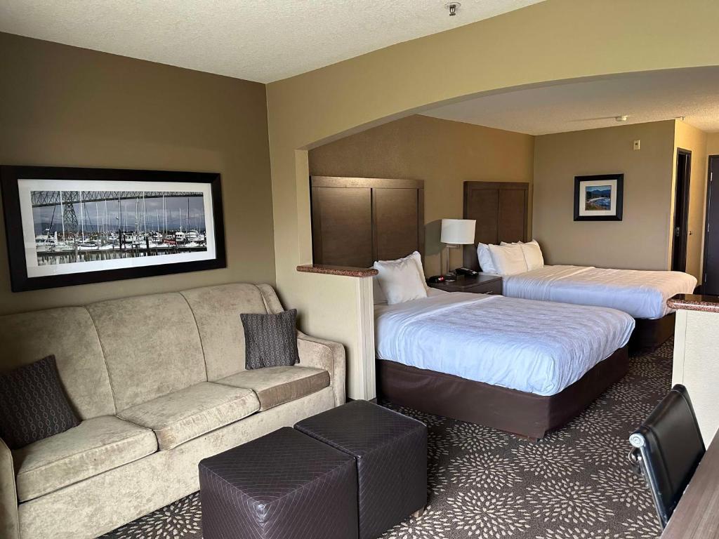 pokój hotelowy z 2 łóżkami i kanapą w obiekcie Best Western Columbia River Waterfront Hotel Astoria w mieście Astoria