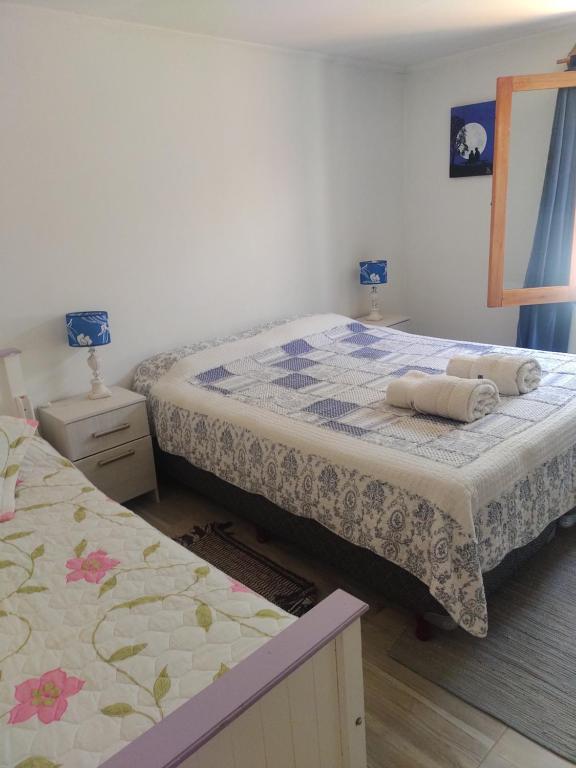 1 dormitorio con 2 camas y 2 mesitas de noche en La Casa de Thelma en El Corcovado