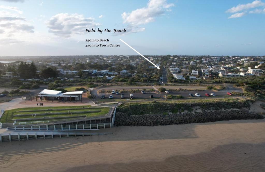 arialer Blick auf den Strand mit Stadt in der Unterkunft Field By The Beach in Ocean Grove