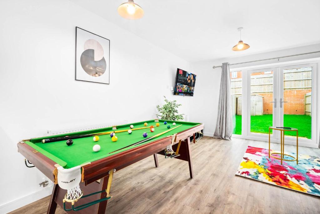 a living room with a pool table in it at Contractors & Families Delight - Spacious 3-Bed Accommodation Sleeps 7, Snooker Table, Smart TV, Netflix, Parking, Derby City Centre in Derby