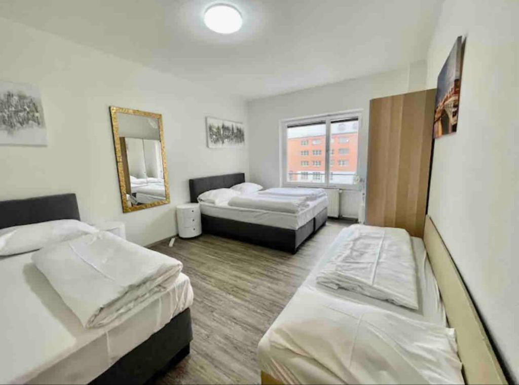 ザルツブルクにあるAppartment salzburg city centerのベッド2台と鏡が備わる客室です。