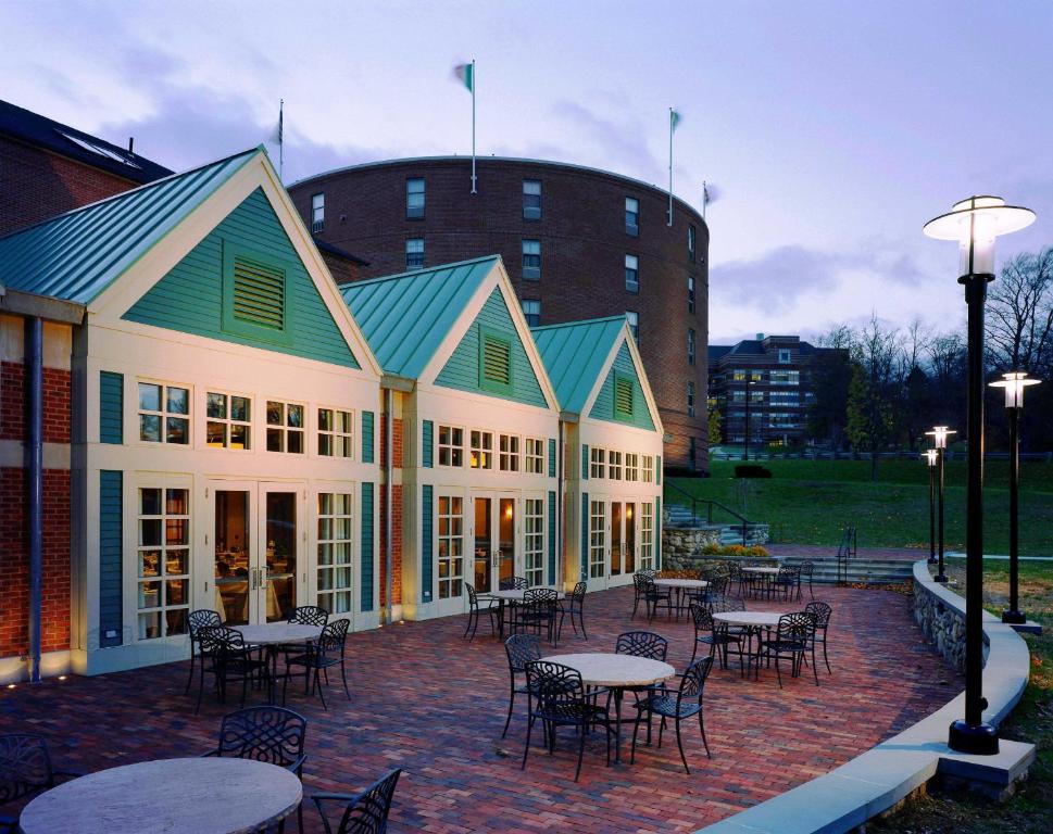 um pátio com mesas e cadeiras e um edifício em Beechwood Hotel em Worcester