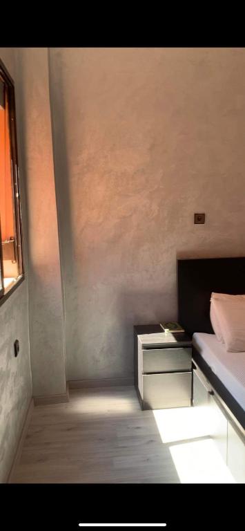 Habitación pequeña con cama y ventana en Appartement Laila Marrakech à Tamansot en Marrakech