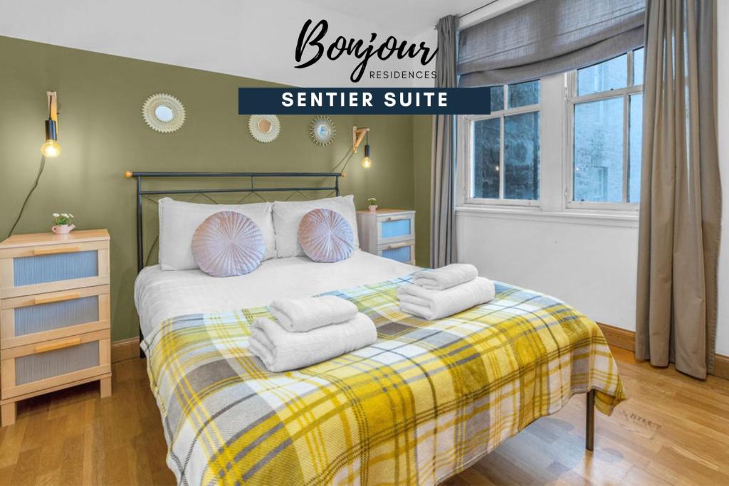 ein Schlafzimmer mit einem Bett mit Handtüchern darauf in der Unterkunft Sentier Suite - Chic 1BR-1BA,Heart of Edinburgh, Old Town by Bonjour Residences Edinburgh in Edinburgh