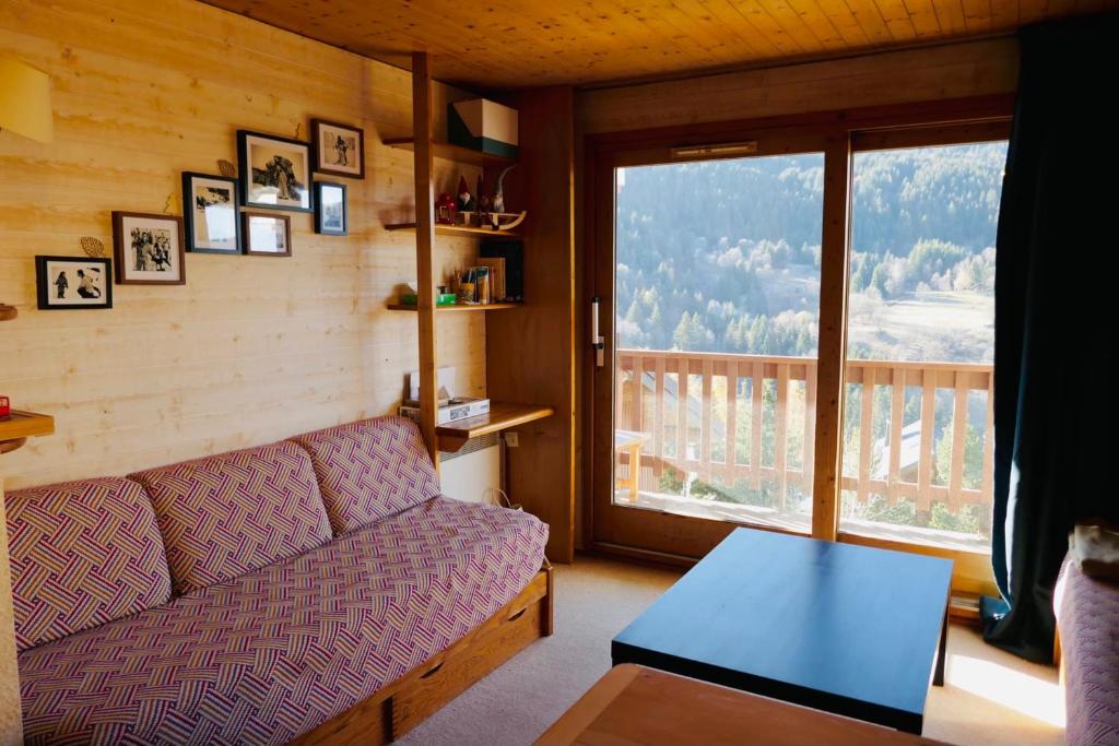 Cosy cocoon ideal for mountain vacations休息區