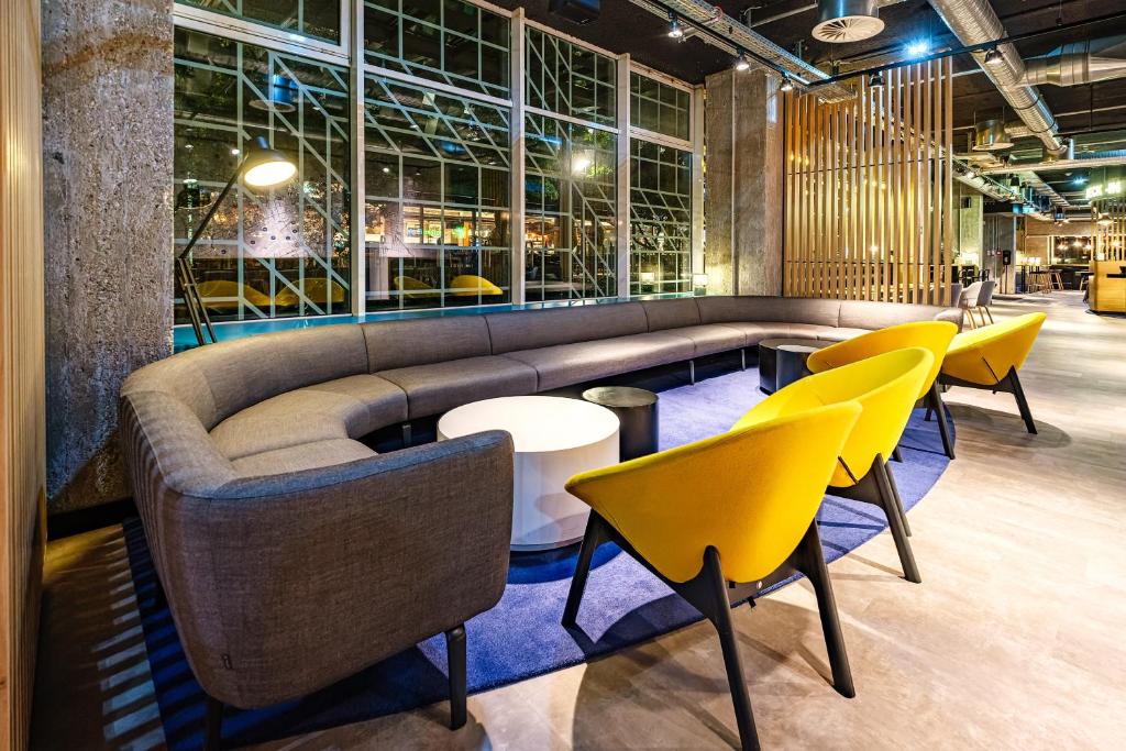 Posezení v ubytování Holiday Inn Express Dresden Zentrum by IHG
