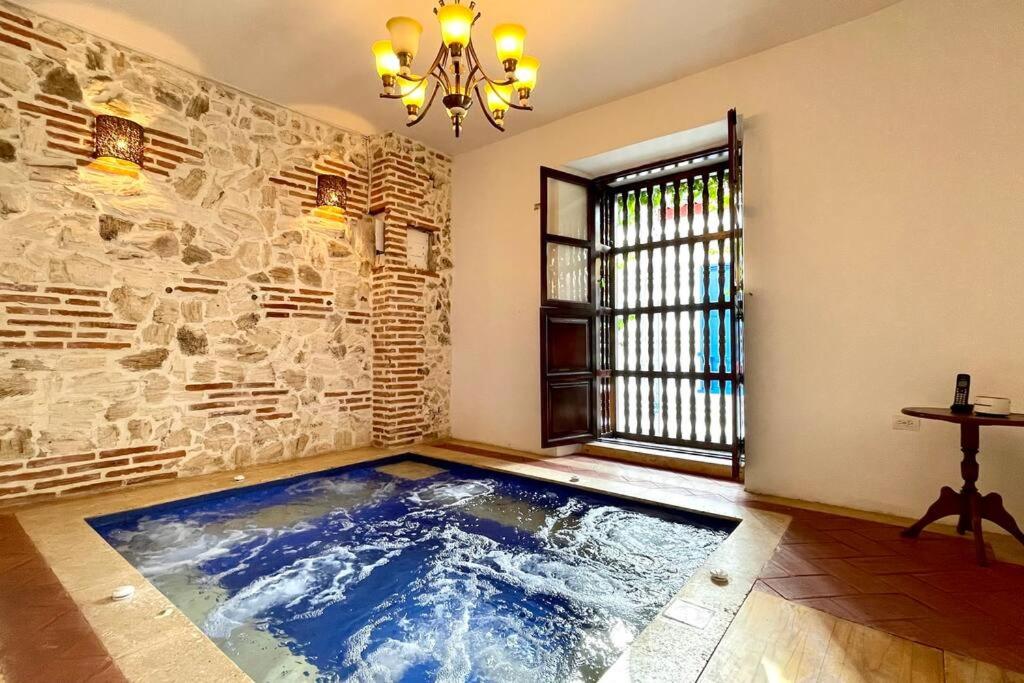 um quarto com uma piscina no meio de um quarto em Gorgeous 8 BR House w/ Pool in the Old City em Cartagena das Índias