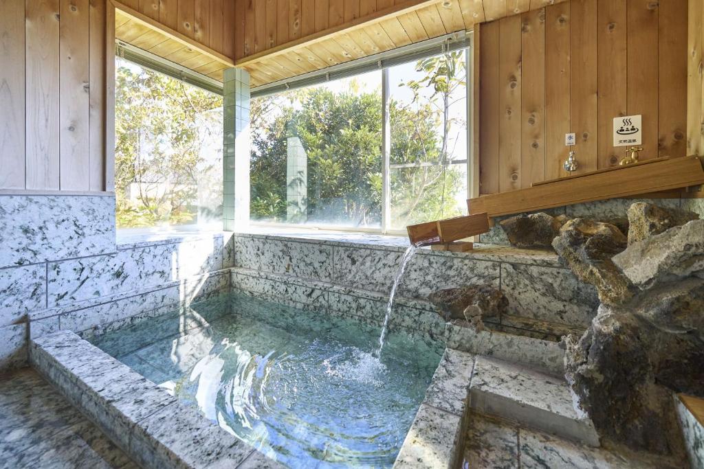 熱海市にあるスイートヴィラ熱海オーシャンハウスの窓のある部屋の水たまり