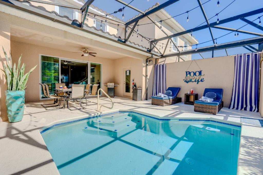 a swimming pool in a patio with a table and chairs at Luxury Family Villa 4 BR with 3 King Beds & Pool in Davenport