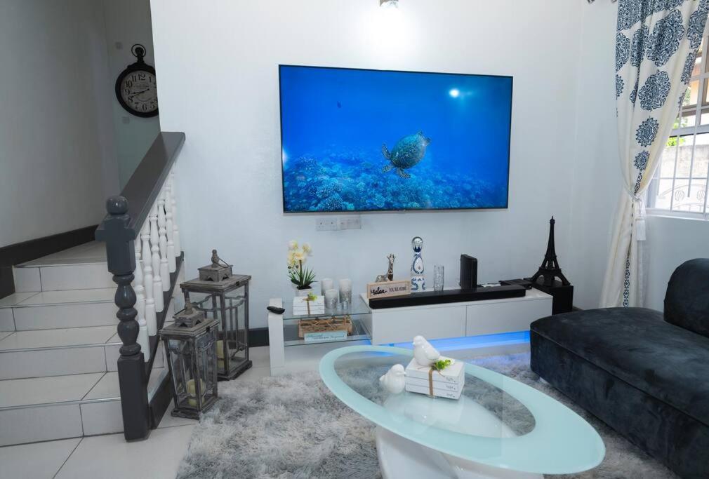TV a/nebo společenská místnost v ubytování Maison de Sérénité