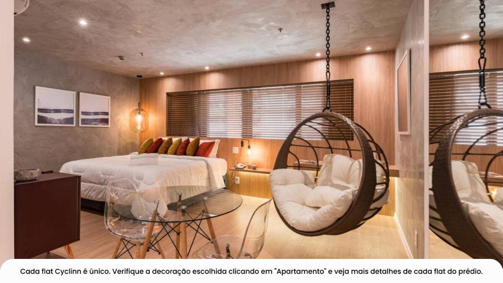 um quarto com uma cadeira de baloiço e uma cama em Cyclinn Faria Lima Itaim em São Paulo