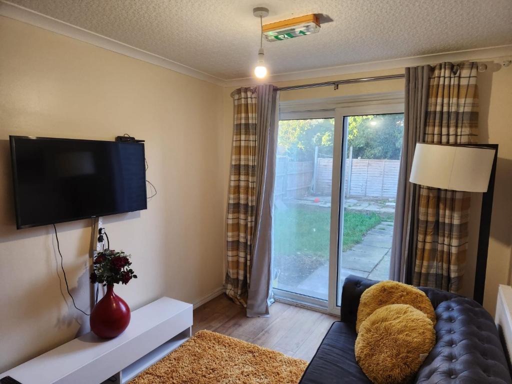 Een TV en/of entertainmentcenter bij Crane Home in Dagenham with free wi fi
