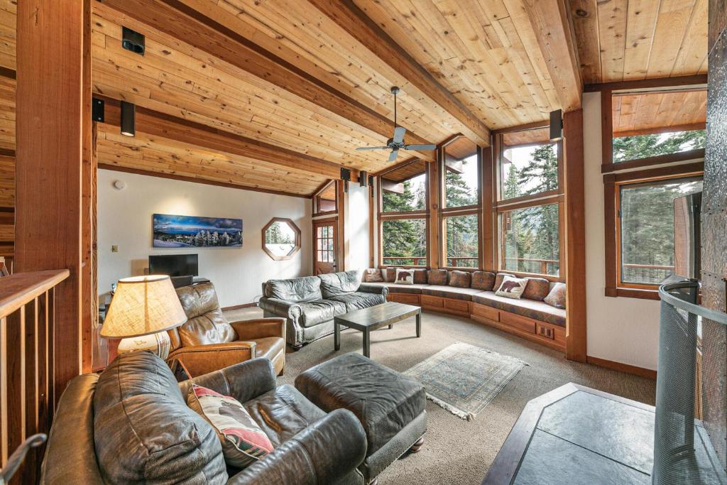 Et opholdsområde på Sherwood Chalet - Quiet 3 BR in Ward Canyon, Private Hot Tub, Near Sherwood Chairlift