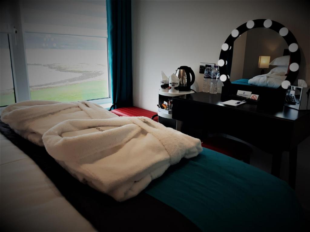 Postel nebo postele na pokoji v ubytování Cadillac Kustomz Guest House