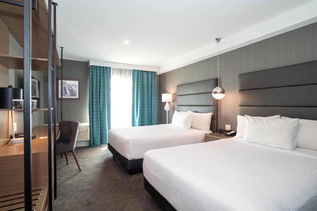 Postel nebo postele na pokoji v ubytování Sandman Signature Calgary Airport Hotel