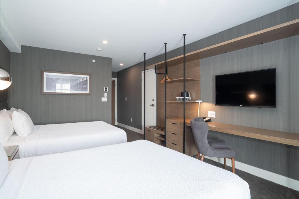 Postel nebo postele na pokoji v ubytování Sandman Signature Calgary Airport Hotel