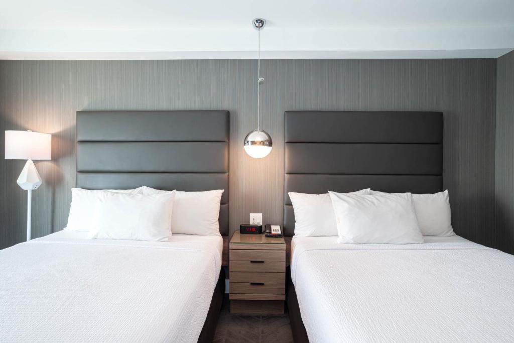 Postel nebo postele na pokoji v ubytování Sandman Signature Calgary Airport Hotel