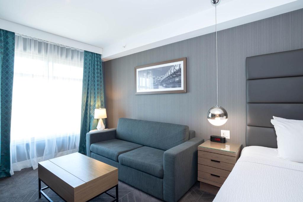 Postel nebo postele na pokoji v ubytování Sandman Signature Calgary Airport Hotel