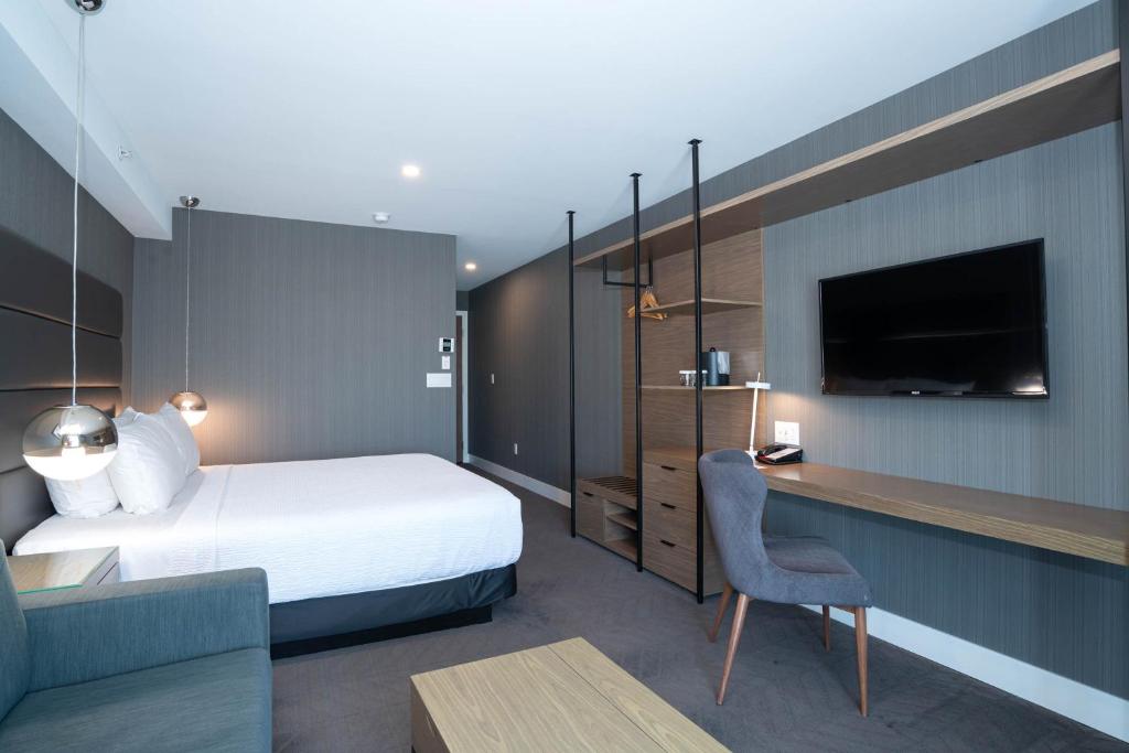 Postel nebo postele na pokoji v ubytování Sandman Signature Calgary Airport Hotel