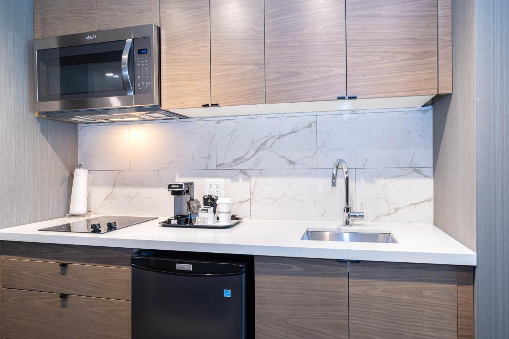 Kuchyň nebo kuchyňský kout v ubytování Sandman Signature Calgary Airport Hotel