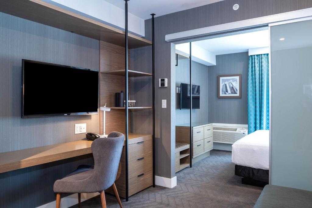 Postel nebo postele na pokoji v ubytování Sandman Signature Calgary Airport Hotel