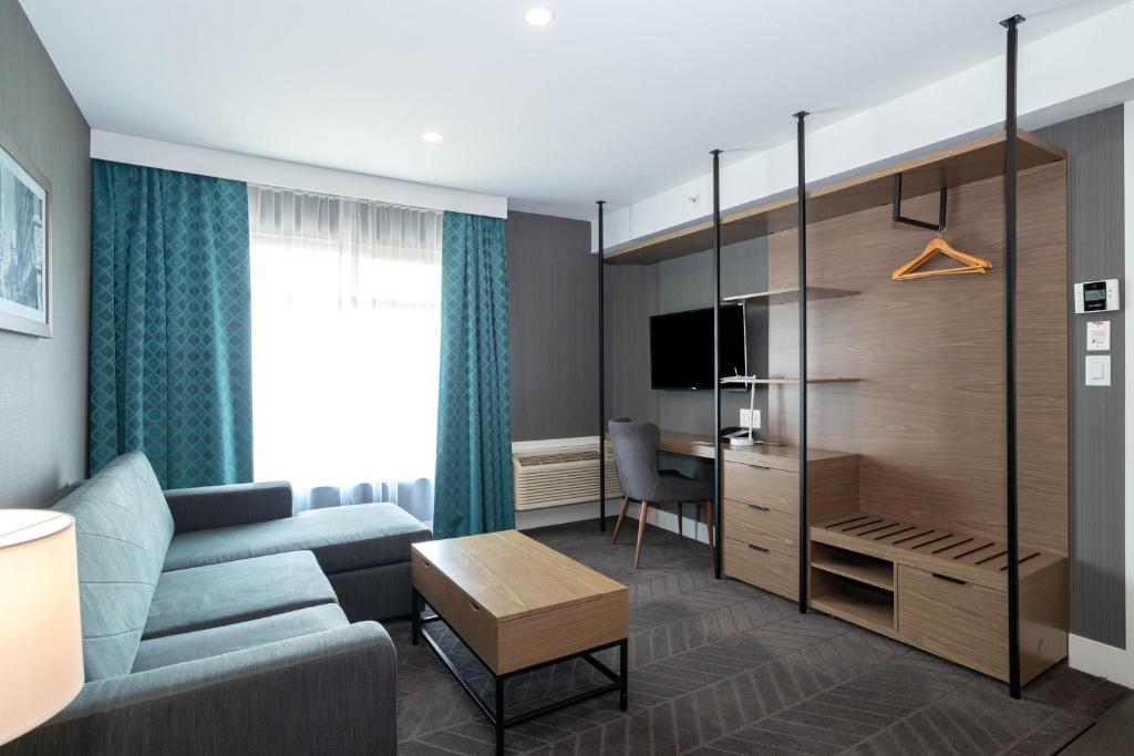 Posezení v ubytování Sandman Signature Calgary Airport Hotel