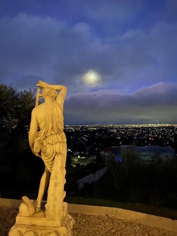 LIAPIS ESTATE Rostrevor Adelaide في أديلايد: تمثال لامرأة تقف فوق المدينة