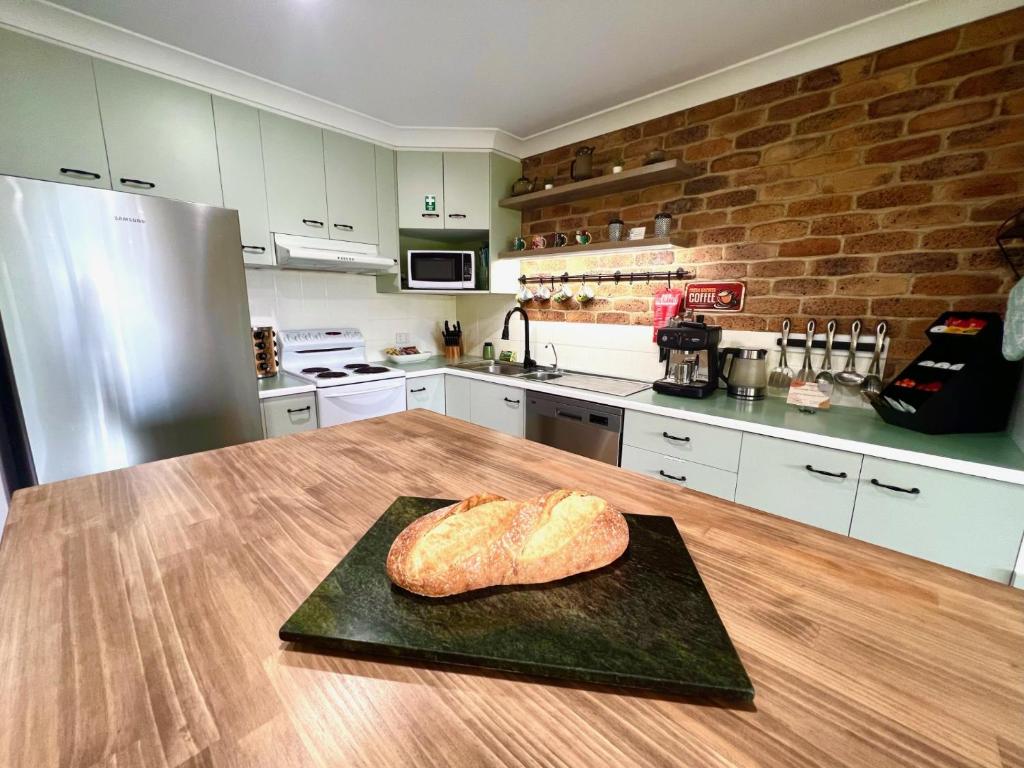 Una cocina o cocineta en Three Palms