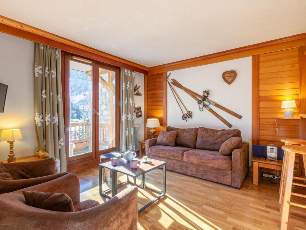 un salon avec un canapé et une table dans l'établissement Appartement de charme avec wifi, balcon et vue village - FR-1-694-128, à Val dʼIsère