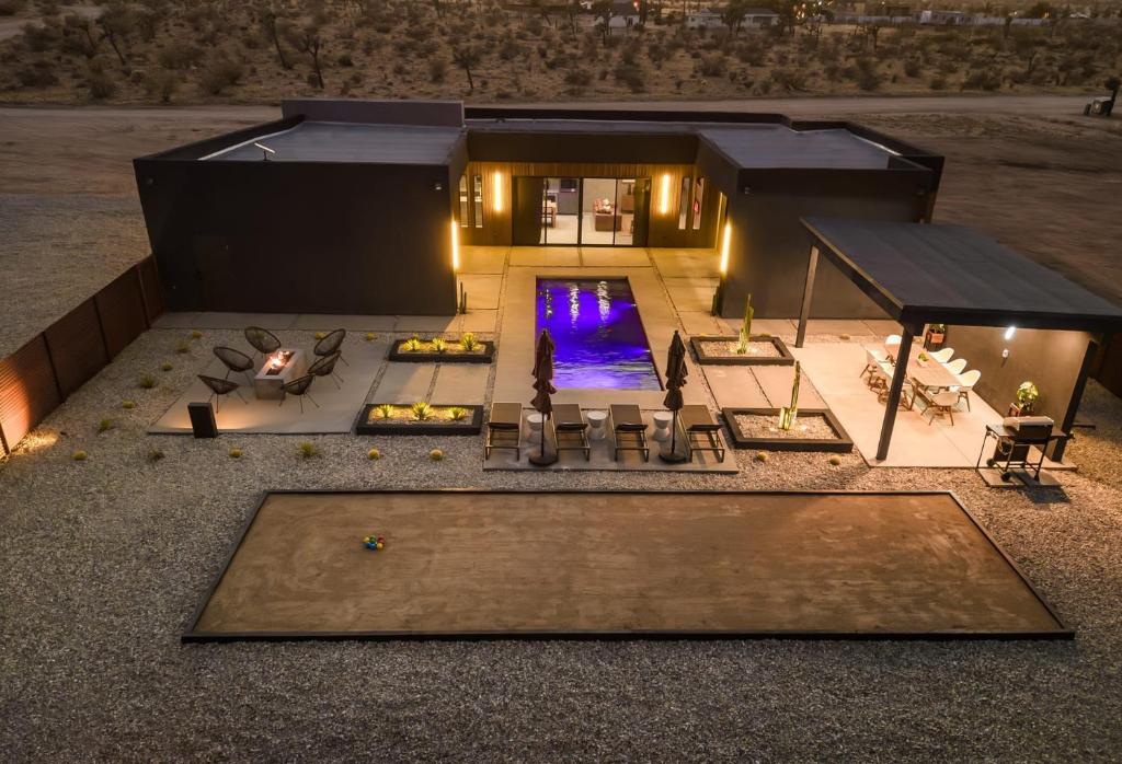 uma vista aérea de uma casa com piscina em Black C House- Pool & Spa em Joshua Tree