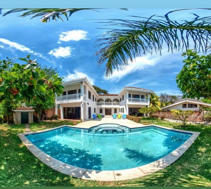 Beachfront Paradise - Playa el Coco tesisinde veya buraya yakın yüzme havuzu