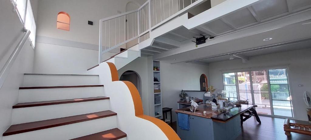 TV a/nebo společenská místnost v ubytování Baan Rhomkham Ayutthaya - บ้านร่มขามอยุธยา