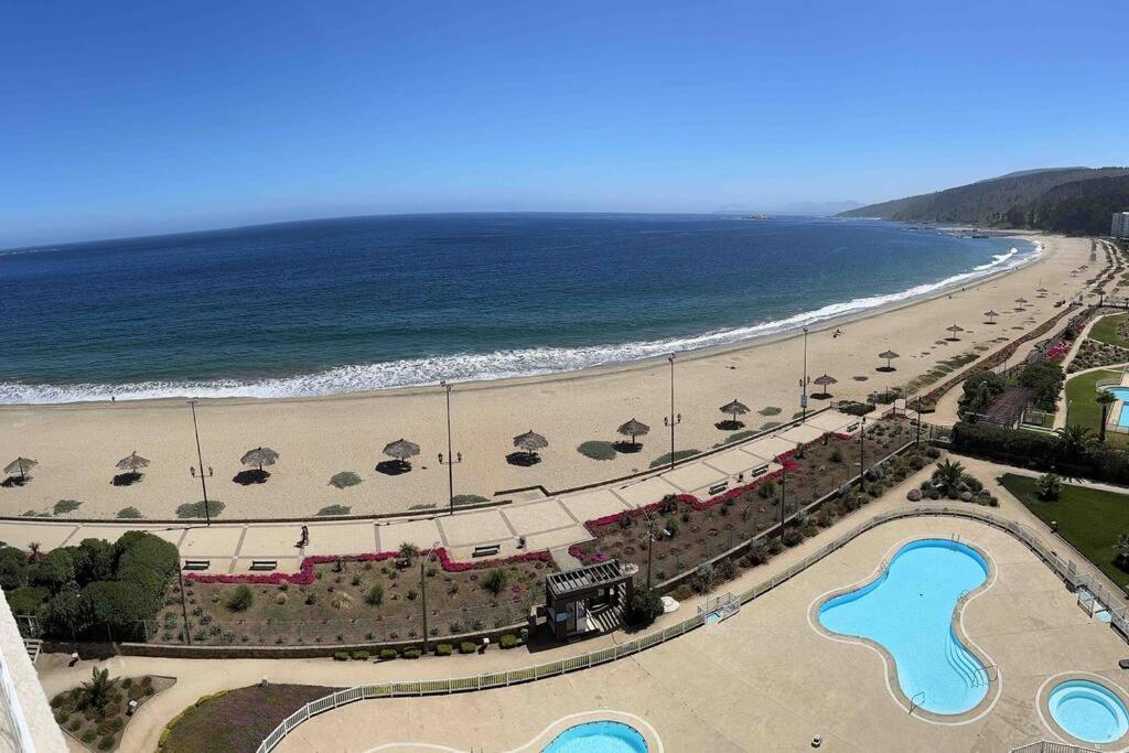 an aerial view of a beach and the ocean at Primera línea, vista increíble in Papudo