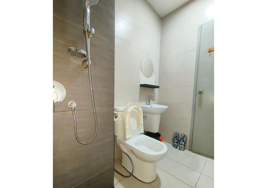 Koupelna v ubytování Cozy Cybersquare Ensuite with Pool View #CS1