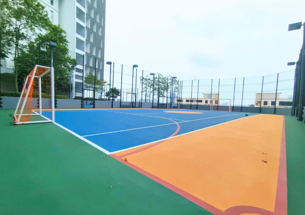 Tenis a/nebo squash v ubytování Cozy Cybersquare Ensuite with Pool View #CS1 nebo okolí