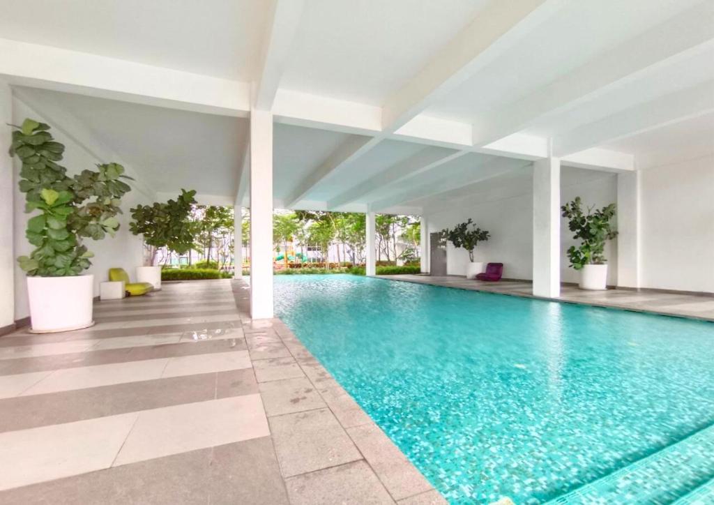 Bazén v ubytování Cozy Cybersquare Ensuite with Pool View #CS1 nebo v jeho okolí