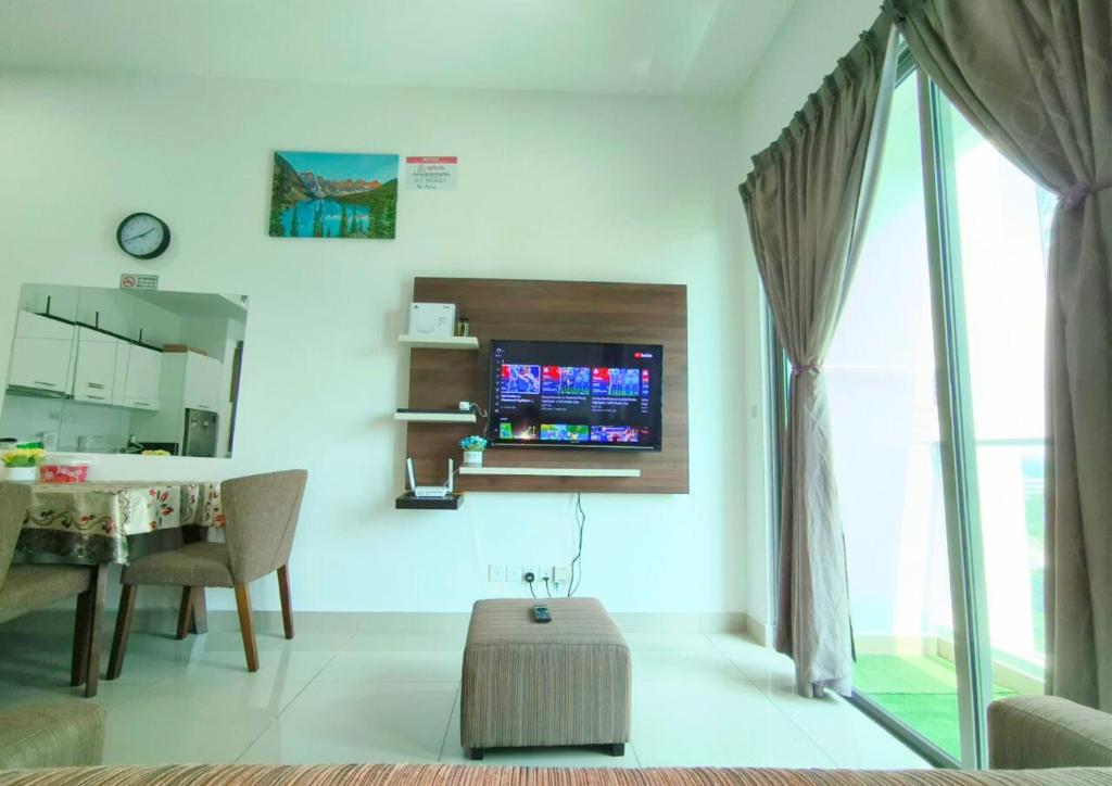 TV a/nebo společenská místnost v ubytování Cozy Cybersquare Ensuite with Pool View #CS1