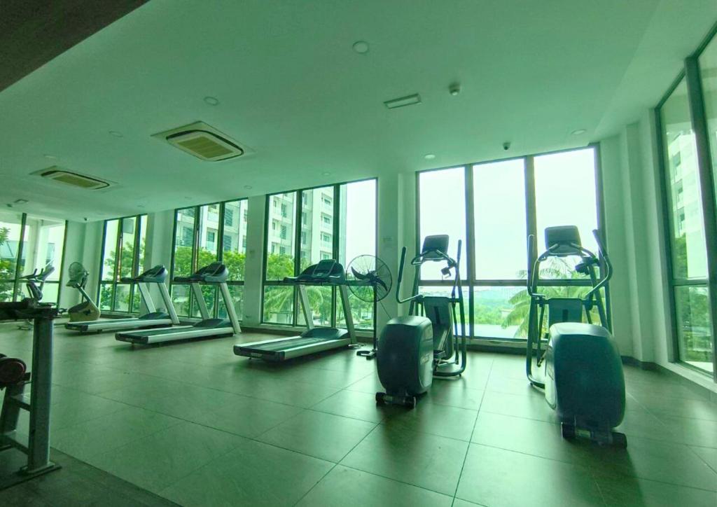 Fitness centrum a/nebo fitness zařízení v ubytování Cozy Cybersquare Ensuite with Pool View #CS1