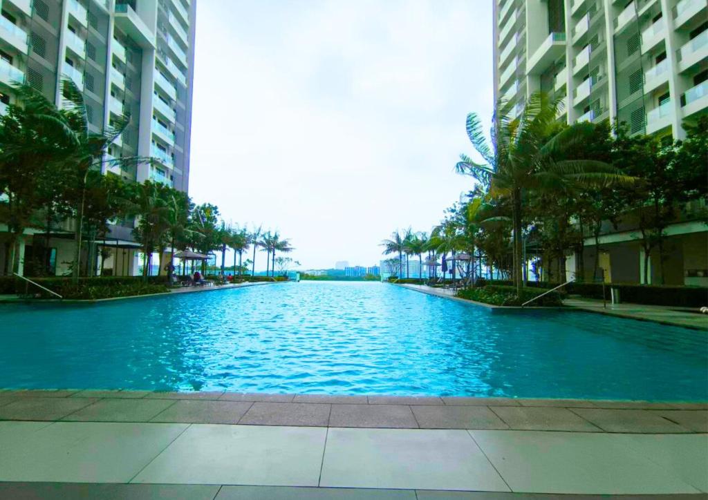 Bazén v ubytování Cozy Cybersquare Ensuite with Pool View #CS1 nebo v jeho okolí