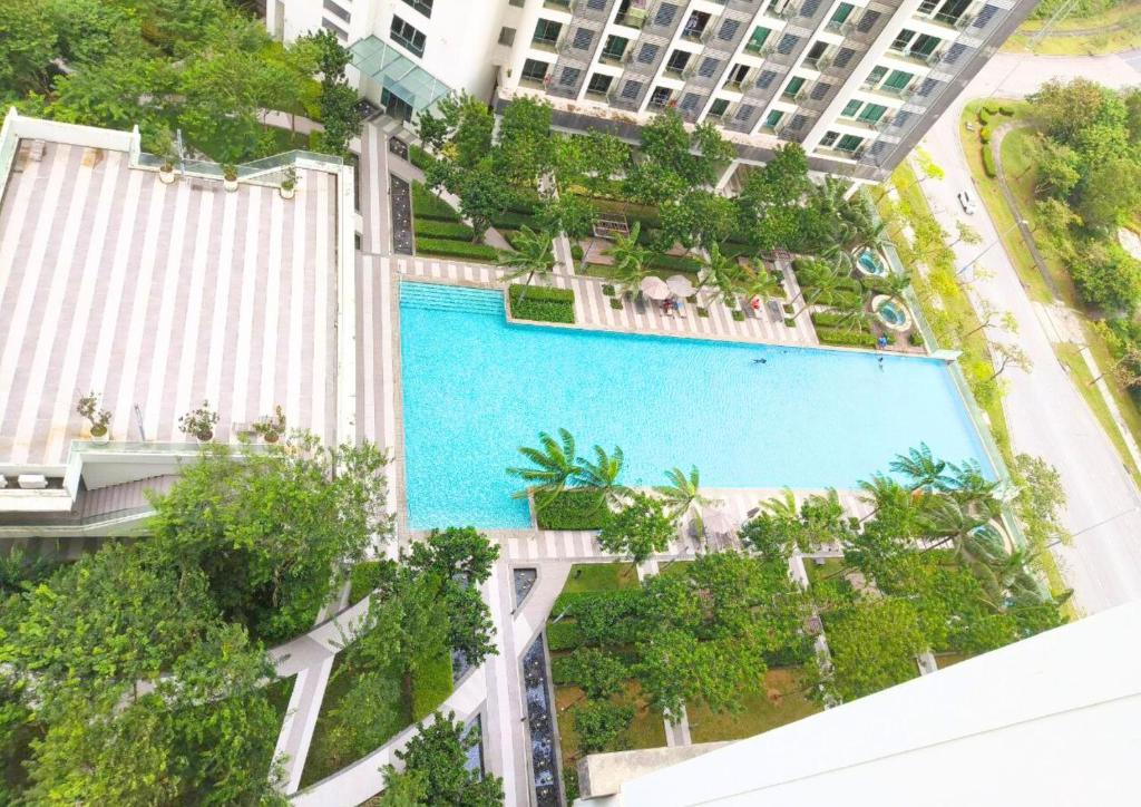 Bazén v ubytování Cozy Cybersquare Ensuite with Pool View #CS1 nebo v jeho okolí